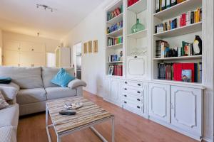 sala de estar con sofá y mesa en Villa Leomar, en Málaga