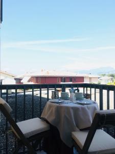einen Tisch und Stühle auf dem Balkon in der Unterkunft Cabà Holiday Bardolino Gritti in Bardolino