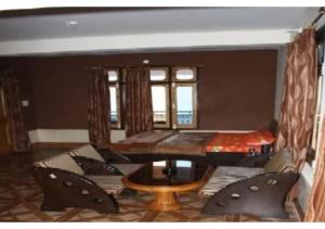 sala de estar con sofá y mesa en 2bhk Apartments near Khajjiar Lake, en Khajjiar 