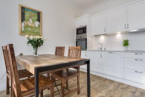Kuchnia lub aneks kuchenny w obiekcie Elite Apartments Świętego Ducha Prestige