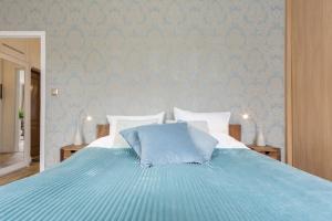 Łóżko lub łóżka w pokoju w obiekcie Elite Apartments Świętego Ducha Prestige