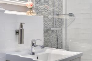 łazienka z umywalką i prysznicem w obiekcie Elite Apartments Świętego Ducha Prestige w Gdańsku