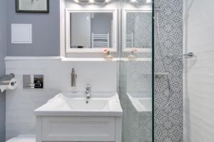 łazienka z umywalką i prysznicem w obiekcie Elite Apartments Świętego Ducha Prestige w Gdańsku +11 zdjęć