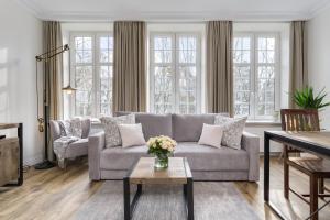 salon z kanapą i stołem w obiekcie Elite Apartments Świętego Ducha Prestige w Gdańsku