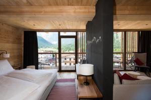 Posteľ alebo postele v izbe v ubytovaní Berghotel - Sexten + 37 fotografií