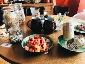 佩恩斯威克的住宿－St.Michaels Bistro，水果盘和罐子食物的桌子
