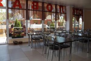 アルヒーポ・オシポフカにあるGuest House Marselの窓際のテーブルと椅子が備わるレストラン