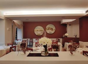 A seating area at Hotel Fontana Olente