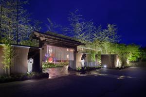 un edificio de noche con luces encendidas en Kafutei, en Yamaga