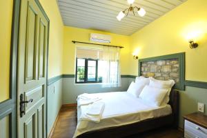 Postel nebo postele na pokoji v ubytování Petrino Gökçeada Hotel&Kitchen