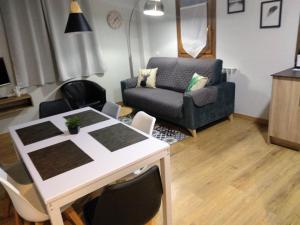 Ein Sitzbereich in der Unterkunft Apartamentos Maladeta