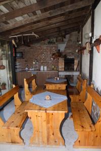 オブゾルにあるGuest House Sokratoviの木製テーブルと椅子が備わるレストラン