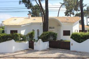 コロイオスにあるVilla near Beach & Lisbonの白い家