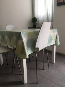 - une table verte et blanche dans une chambre dans l'établissement Casa Da Baixa, à Faro