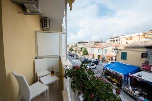 ein Balkon mit Blick auf eine Stadtstraße in der Unterkunft La Suite Tropea in Tropea