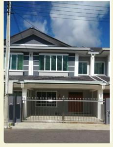 una casa bianca con una recinzione di fronte di ray's homestay a Sibu