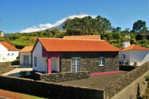 un modelo de casa con una pared de piedra en Yes Pico, en Santa Luzia