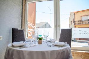 Una mesa con copas de vino y servilletas encima. en Hospedium Morada da Moa, en O Pindo 37 fotos más