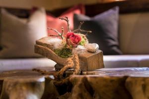 a bouquet of flowers sitting on top of a table at Chalets-zum-Ilsetal-Jagd-Chalet-Nr-19 in Ilsenburg