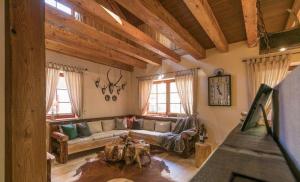 a living room with a couch and a table at Chalets-zum-Ilsetal-Jagd-Chalet-Nr-19 in Ilsenburg