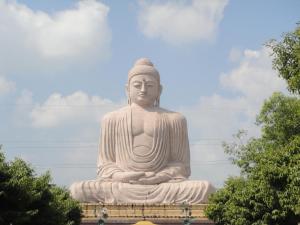 ブッダガヤにあるKundanbazar Guest Houseの大きな建物前像