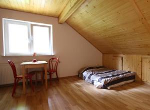 Tempat tidur dalam kamar di Domek nad Narwią