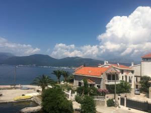 Vista ariale di una casa e di un corpo idrico di Studio Apartments Krasici a Tivat