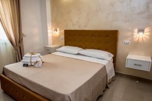 ein Schlafzimmer mit einem großen Bett mit großem Kopfteil in der Unterkunft La Suite Tropea in Tropea + 46 Fotos