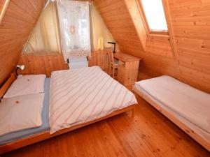 Postel nebo postele na pokoji v ubytování Nice holiday home in the Ore Mountains only 500m from the chairlift