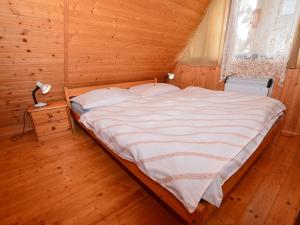 Postel nebo postele na pokoji v ubytování Nice holiday home in the Ore Mountains only 500m from the chairlift