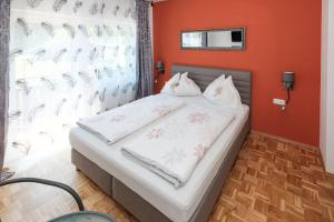 Postel nebo postele na pokoji v ubytování Gästehaus Genf