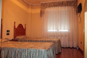 Postel nebo postele na pokoji v ubytování Hostal Castilla