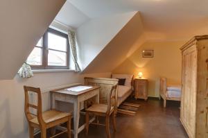 ein Wohnzimmer mit Tisch und Couch in der Unterkunft Na Letnim byte in Kouřim