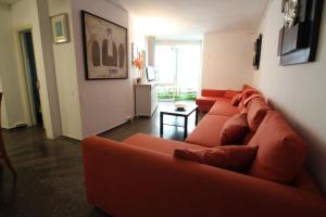 アリカンテにあるEl Portal de Alicante, Costa Blancaのリビングルーム(赤いソファ、テーブル付)