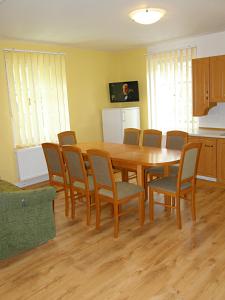 Televízia a/alebo spoločenská miestnosť v ubytovaní Apartmány Ilona