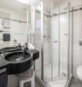 Phòng tắm tại Hotel Spitzberg Garni