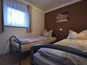 レリクにあるLovely Seaside Apartment in Rerikのベッド2台と窓が備わる客室です。