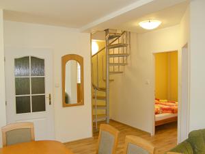 ein Wohnzimmer mit einem Zimmer mit einem Bett und einer Leiter in der Unterkunft Apartmány Ilona in Rokytnice nad Jizerou