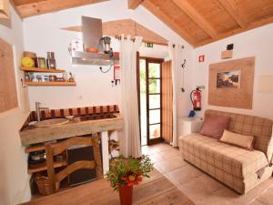 Et sittehjørne på Quiet and cottage in the estate Casas da Cerca