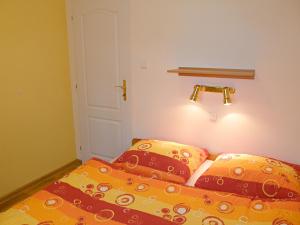 Posteľ alebo postele v izbe v ubytovaní Apartmány Ilona