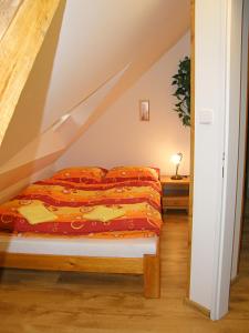 Posteľ alebo postele v izbe v ubytovaní Apartmány Ilona