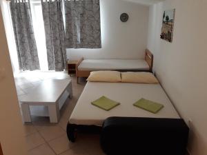 Postel nebo postele na pokoji v ubytování Apartments Jurjevic