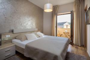 En eller flere senge i et værelse på Luxury Villa Nikol