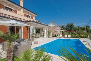 Swimmingpoolen hos eller tæt på Luxury Villa Nikol