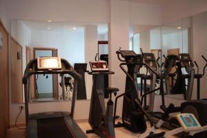 Fitness centrum a/nebo fitness zařízení v ubytování Savoy Hotel