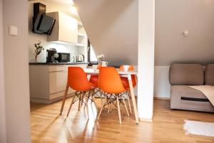 uma cozinha e uma mesa e cadeiras num quarto em Gimnazjalna 5 - Apartamenty i pokoje w Centrum Zakopanego em Zakopane