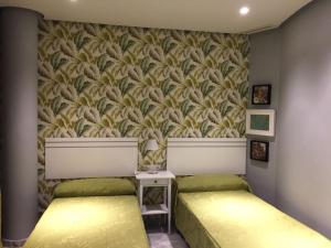 Łóżko lub łóżka w pokoju w obiekcie Apartamentos El Vestuario