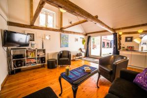 sala de estar con sofá y mesa en Fæbrogaard Apartment, en Skærbæk