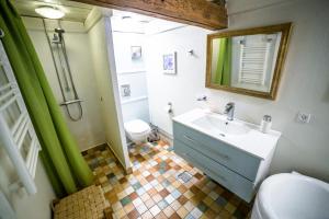 
a bathroom with a toilet a sink and a bathtub at Fæbrogaard Apartment in Skærbæk
