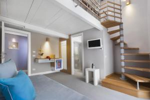 A television and/or entertainment centre at La Piazzetta Guest House